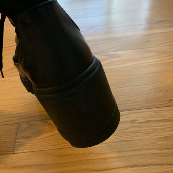Moncler boots 8.5 - Picture 6 of 10